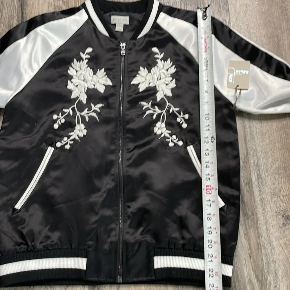 Belle & Sky Black & White Snowdrift Satin Floral Bomber Jacket, size small - Picture 6 of 11